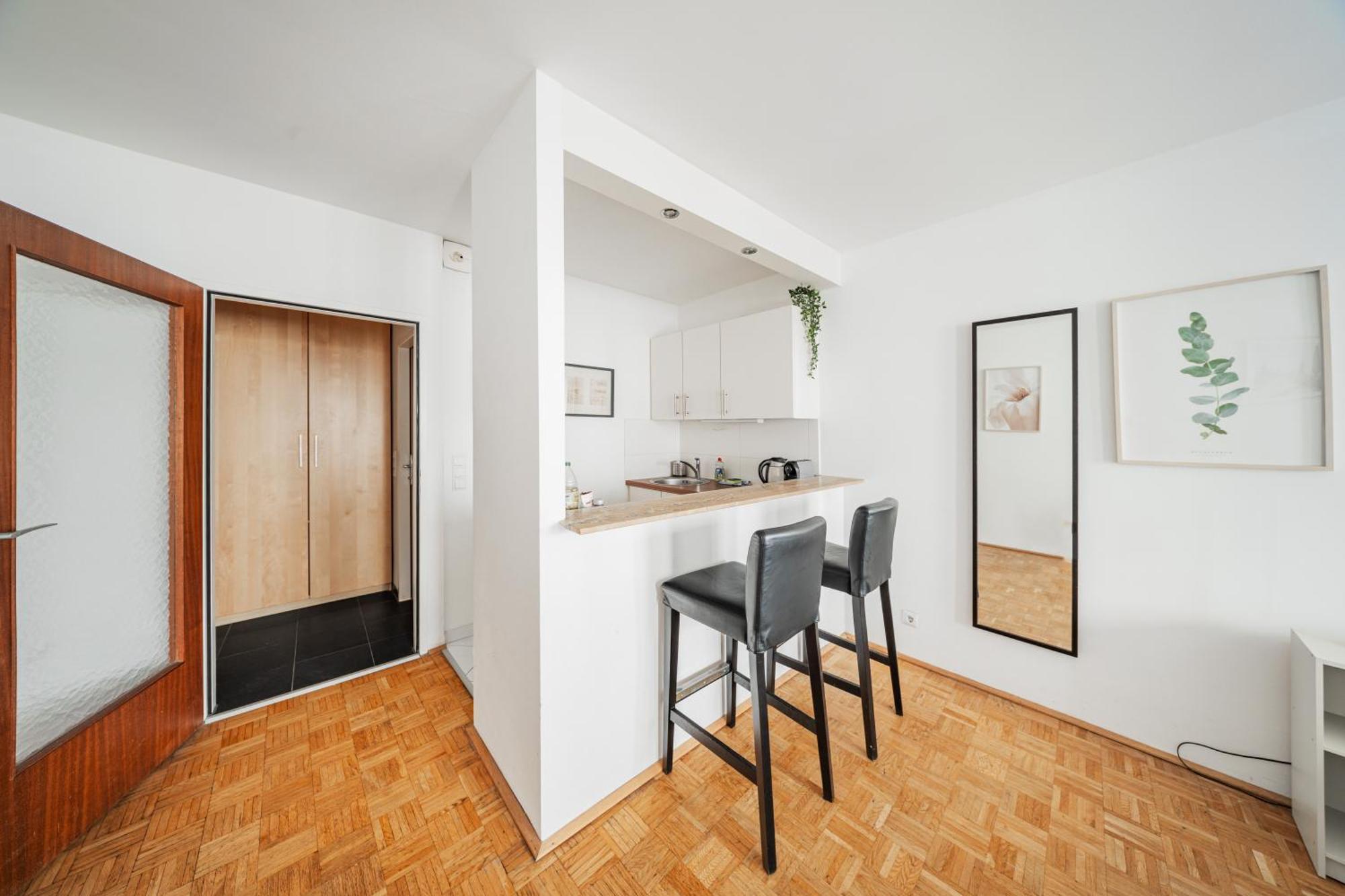 Next To Karlskirche Appartement Wenen